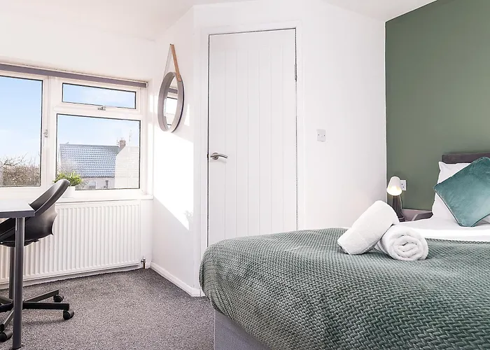 Spacious 4-Bed, 4-Bath Home Near Derby City Centre
