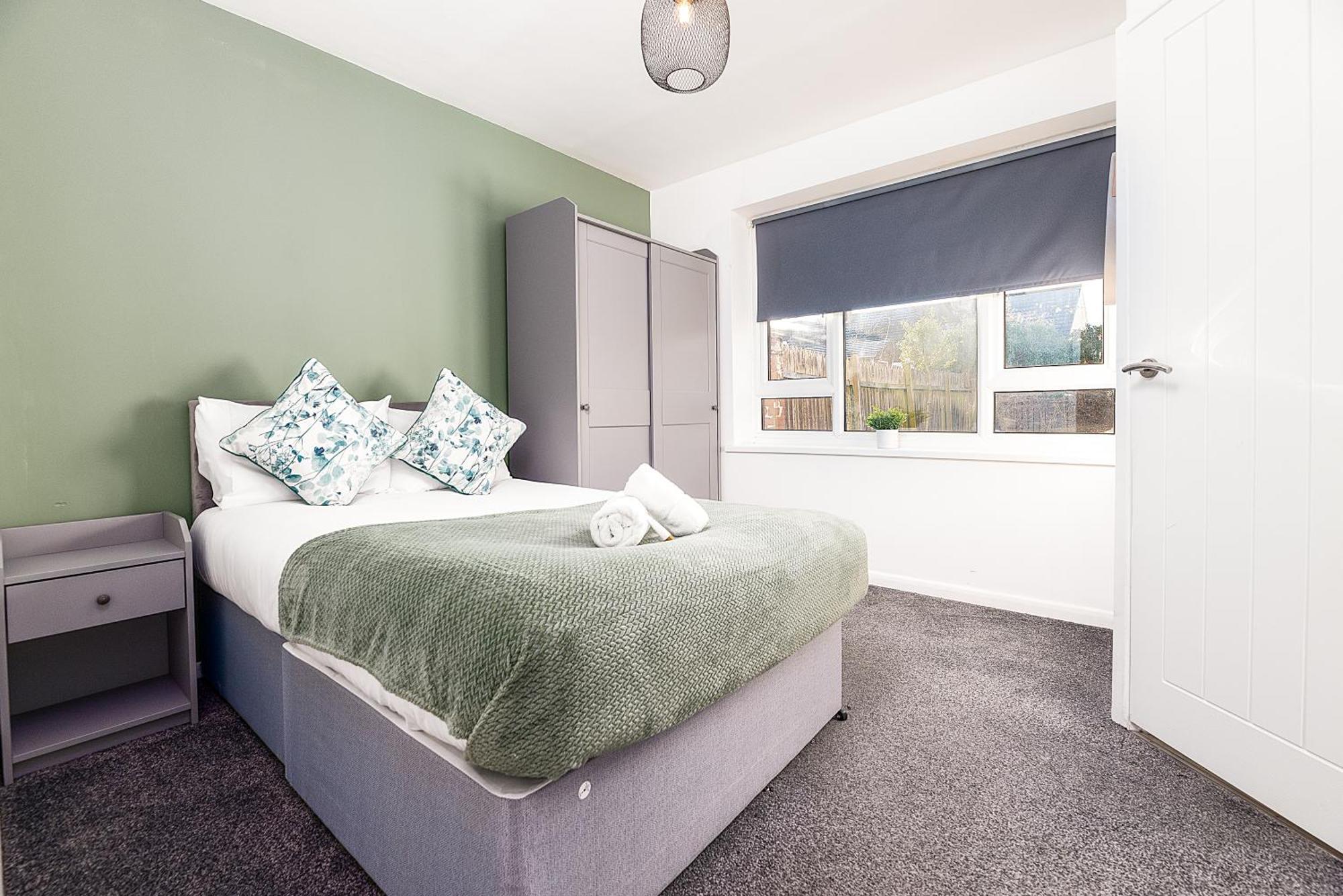 Spacious 4-bed, 4-bath Near Centre Derby