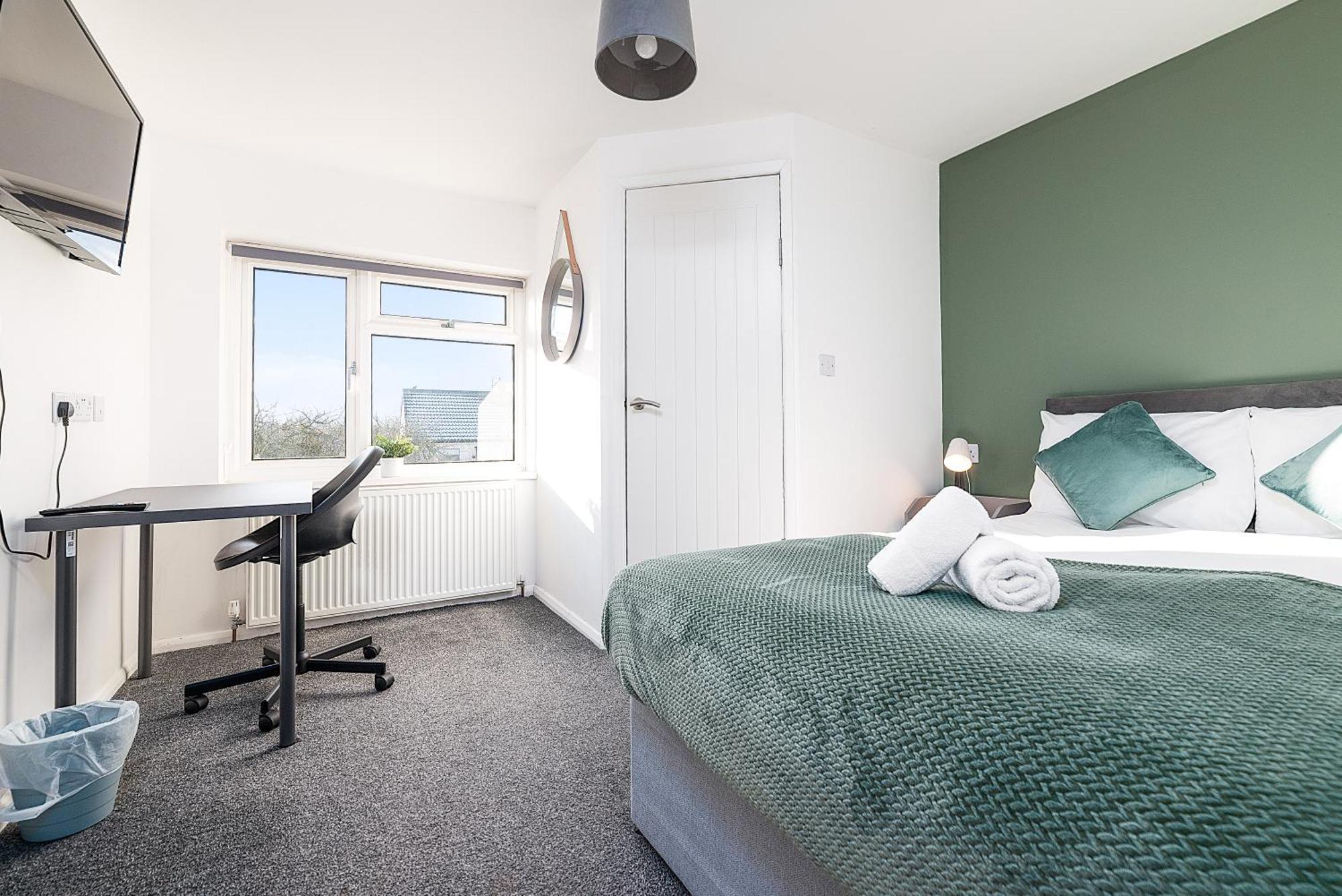 Spacious 4-bed, 4-bath Near Centre Holiday home Derby