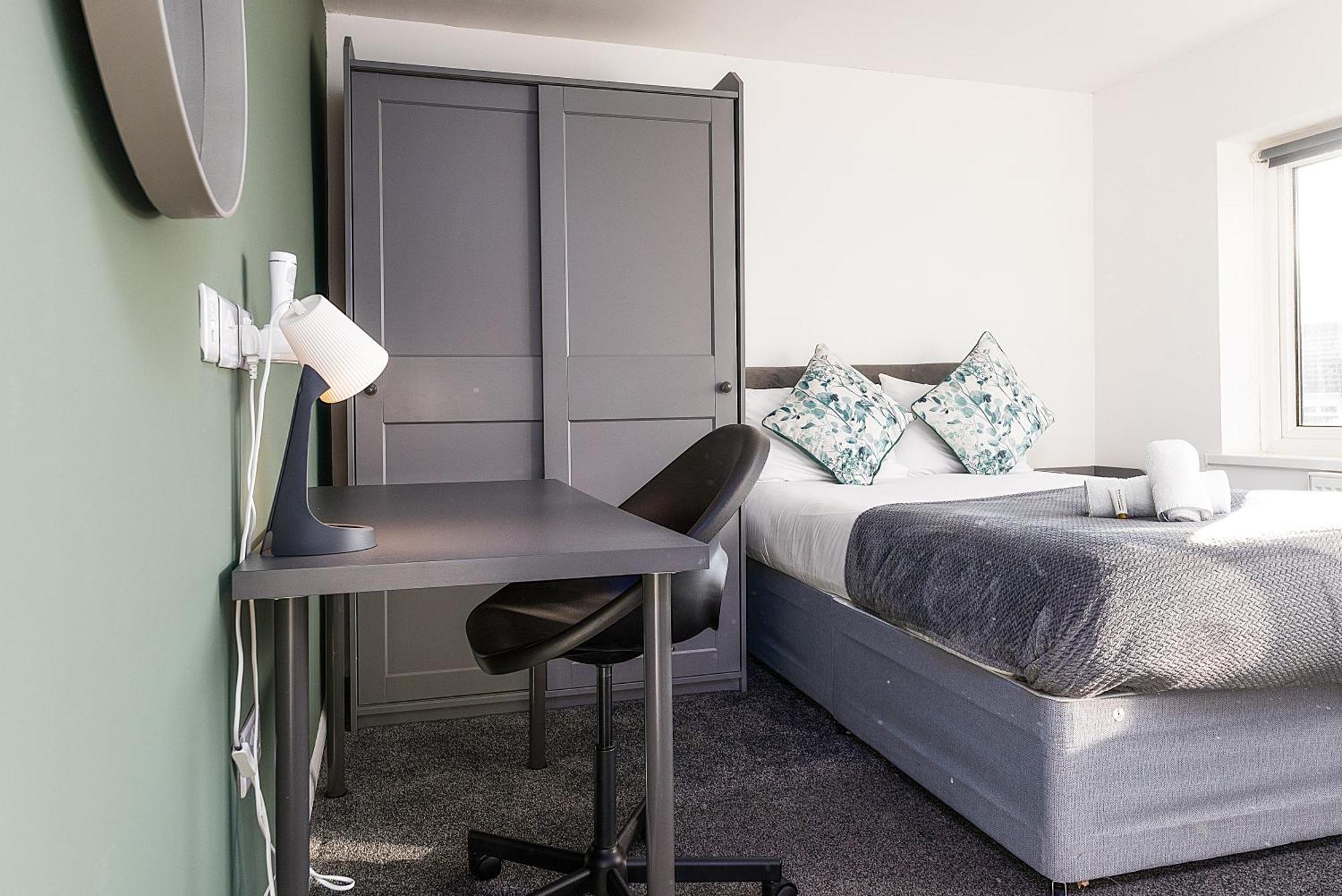 Spacious 4-bed, 4-bath Near Centre