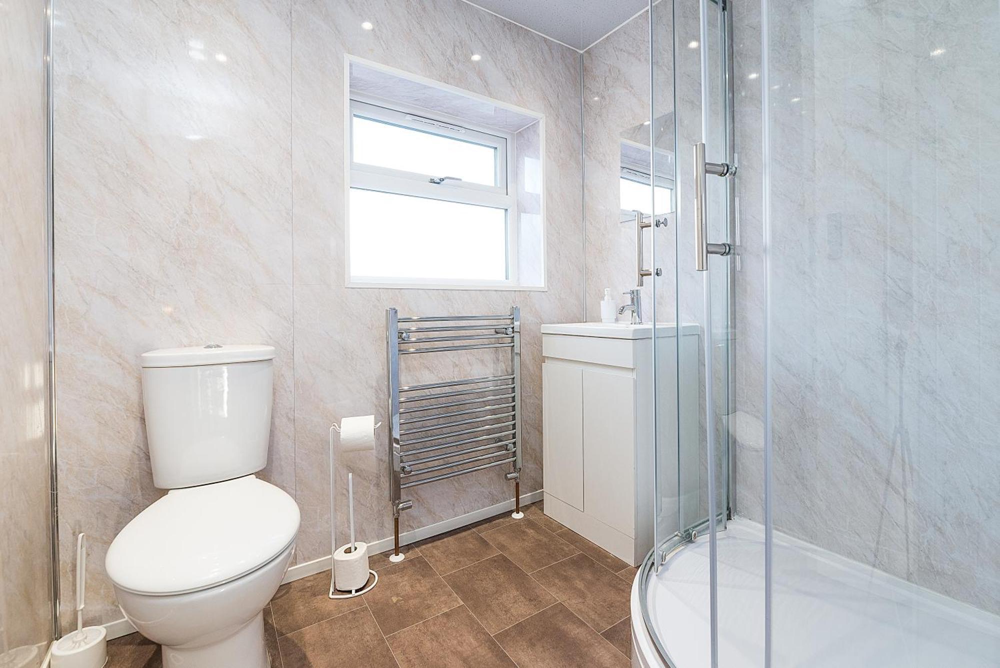 Spacious 4-bed, 4-bath Near Centre Holiday home