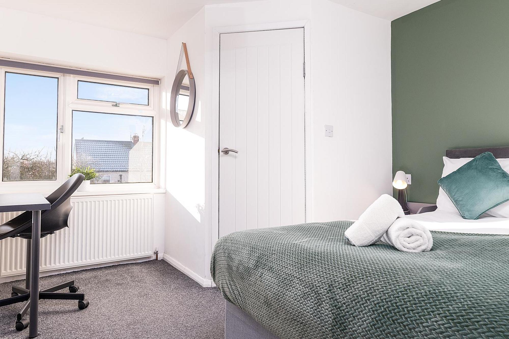 Spacious 4-bed, 4-bath Near Centre Holiday home Derby
