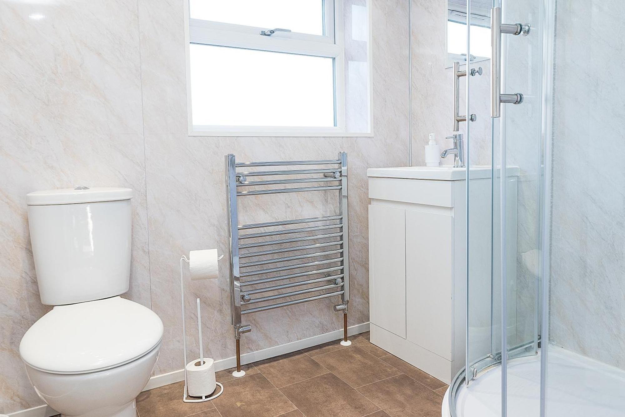 Spacious 4-bed, 4-bath Near Centre