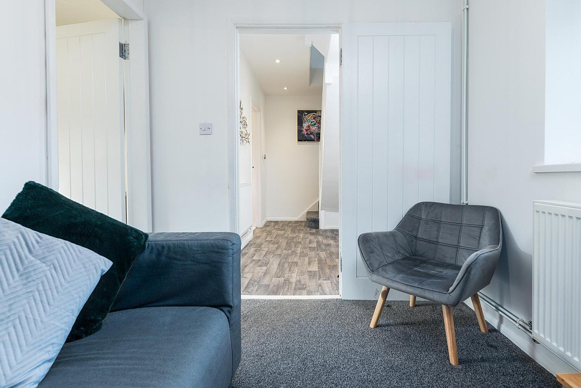 Spacious 4-bed, 4-bath Near Centre Holiday home